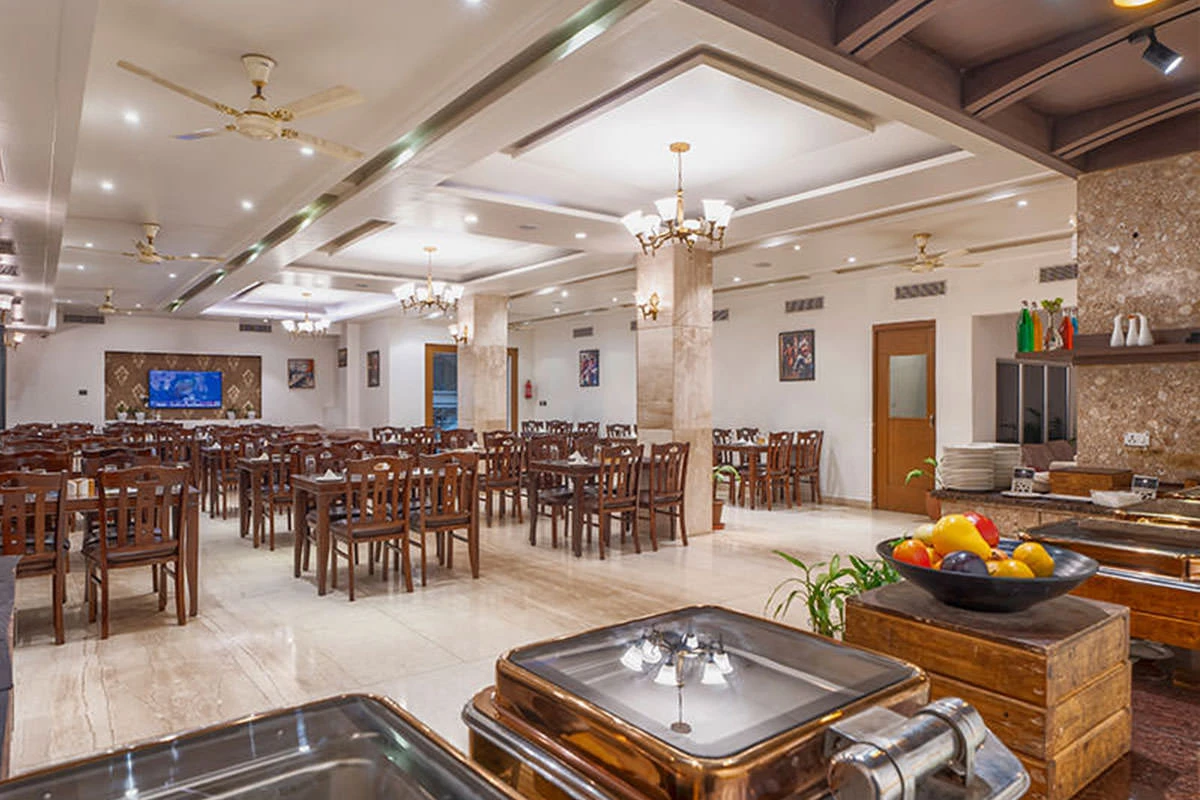 Dining & Bar