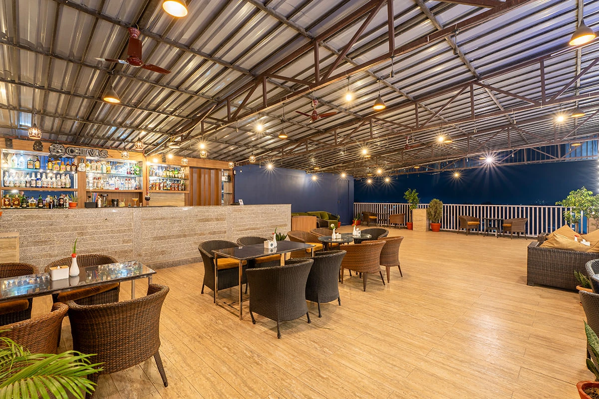Dining & Bar