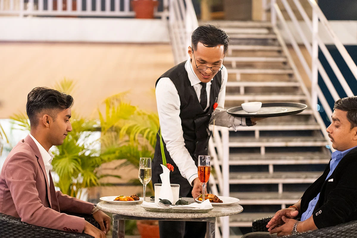 Dining & Bar