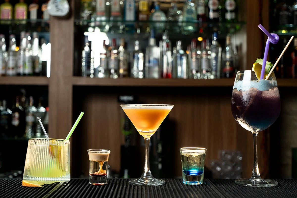 Dining & Bar